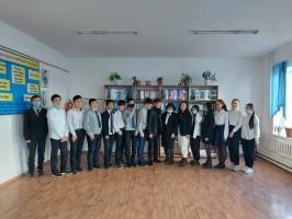 10 – жылдық түлектер - Мектеп фойелерін жабуға құрылыс материалдарын алып берді