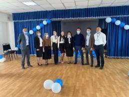 15- жылдық түлектер - Мектеп фойелерін гүлдендірді.