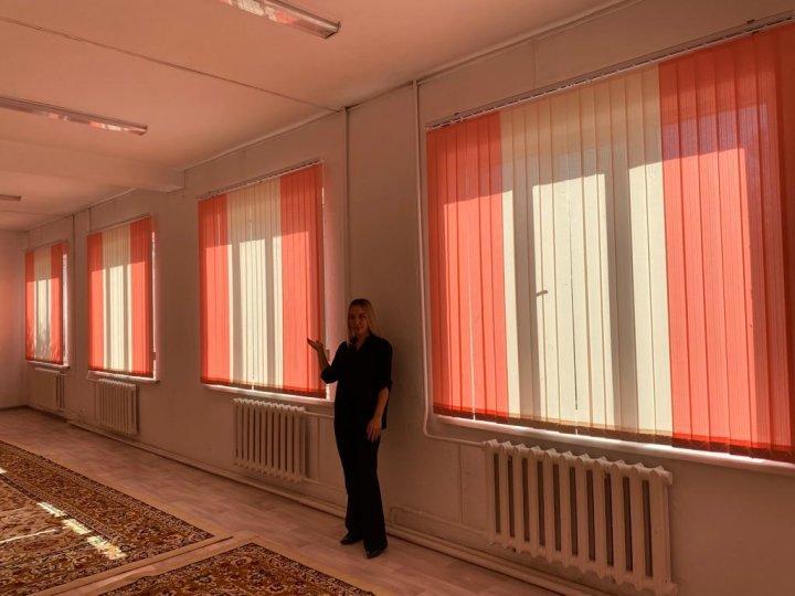 2016-2017 оқу жылының 11 "А" сынып түлегі Бердіқұлова Айнұр- Мектеп терезелеріне 6 жалюзи алып берді