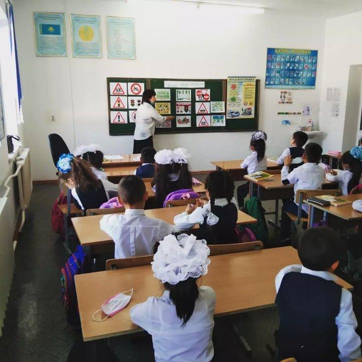 "Жолда жүру қауіпсіздігі"тақырыбында 2"в"сынып жетекшісі Құрбаниязова Жадыра ашық тәрбие сағатын өтті