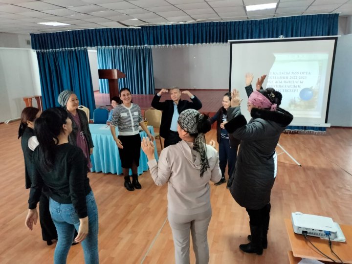 Мектеп психологтары Ж. Ахметова мен Д.Жүрекбаева ата-аналар мен "Менің бақытты жанұям" атты тренинг өтті.